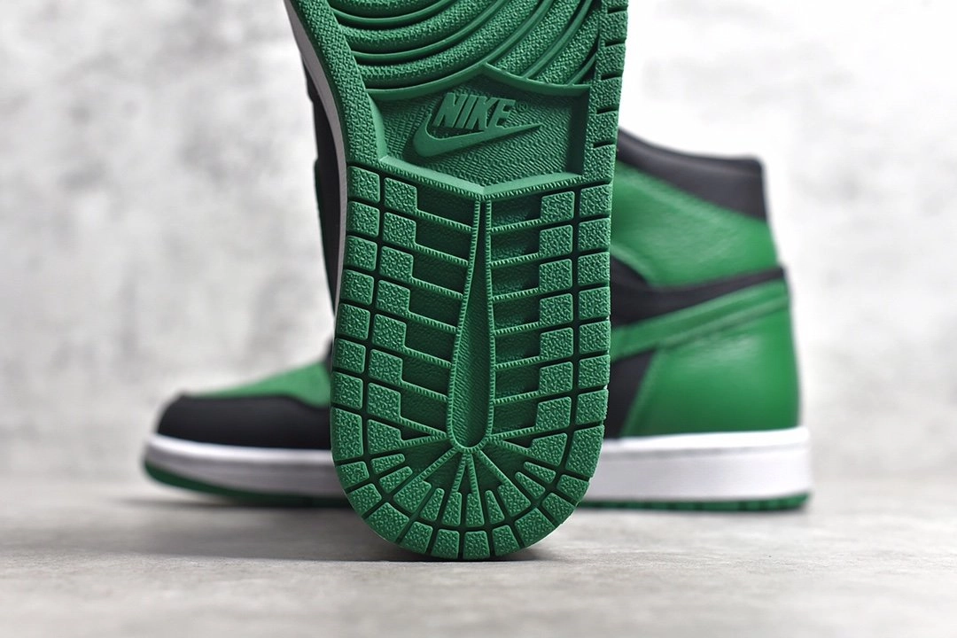 Air Jordan 1 Retro High OG “ Pine Green”