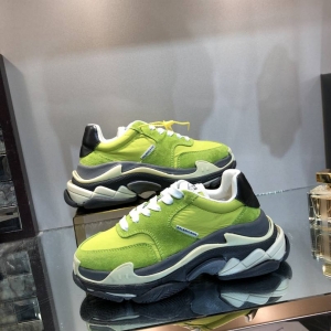 Men/Women Balenciaga Triple S 2.0 Sneaker Green Item 6380340