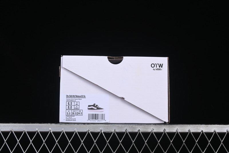 Vans HommeGirls x Vans Sk8-Mid Fashion Casual Mid-Top Canvas Sneakers with Bold Side Stripes - VN000NBNCJK