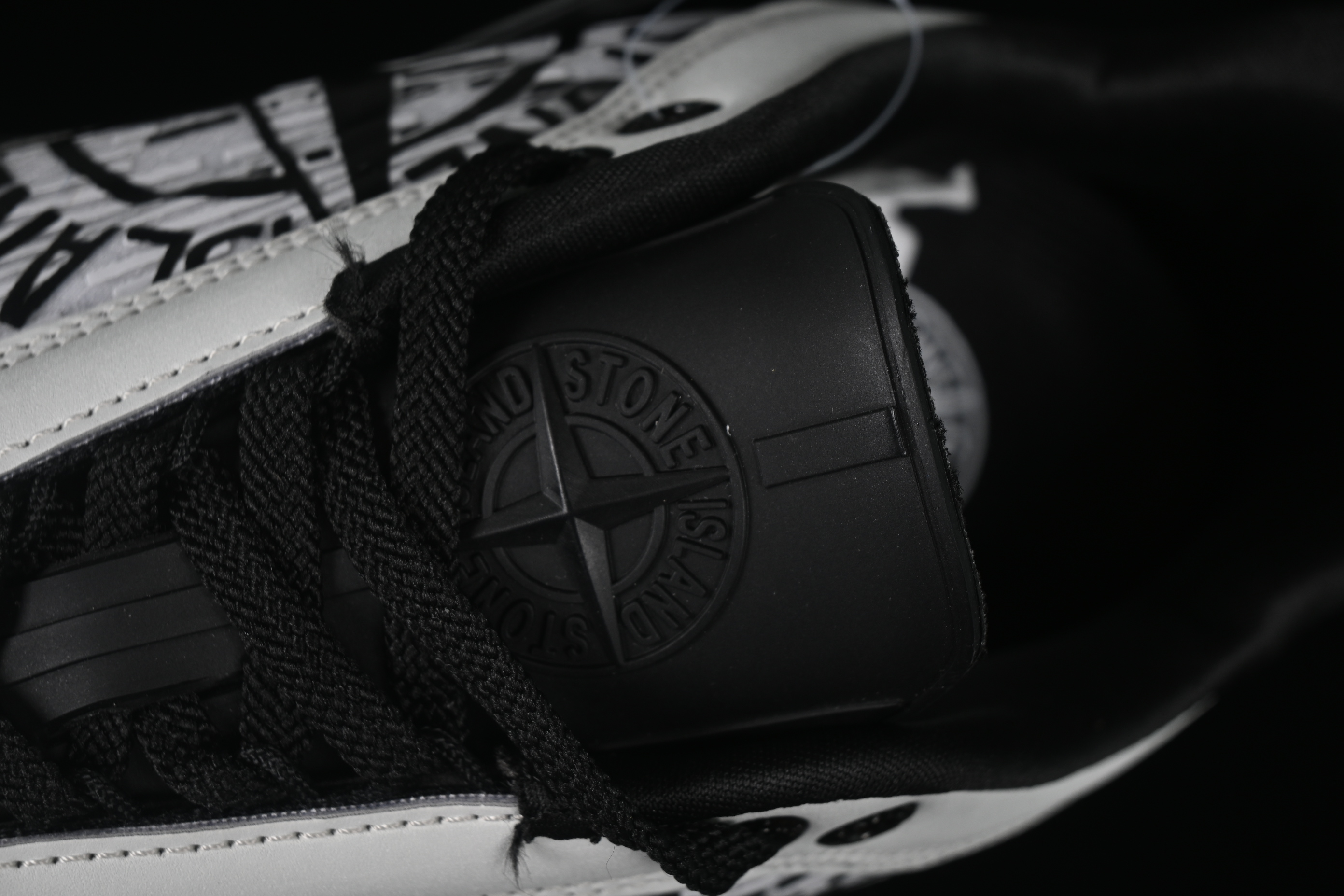 Stone Island Grime Panelled Low-Top Lifestyle Sneakers in Dark Brown - MO78FWS0303