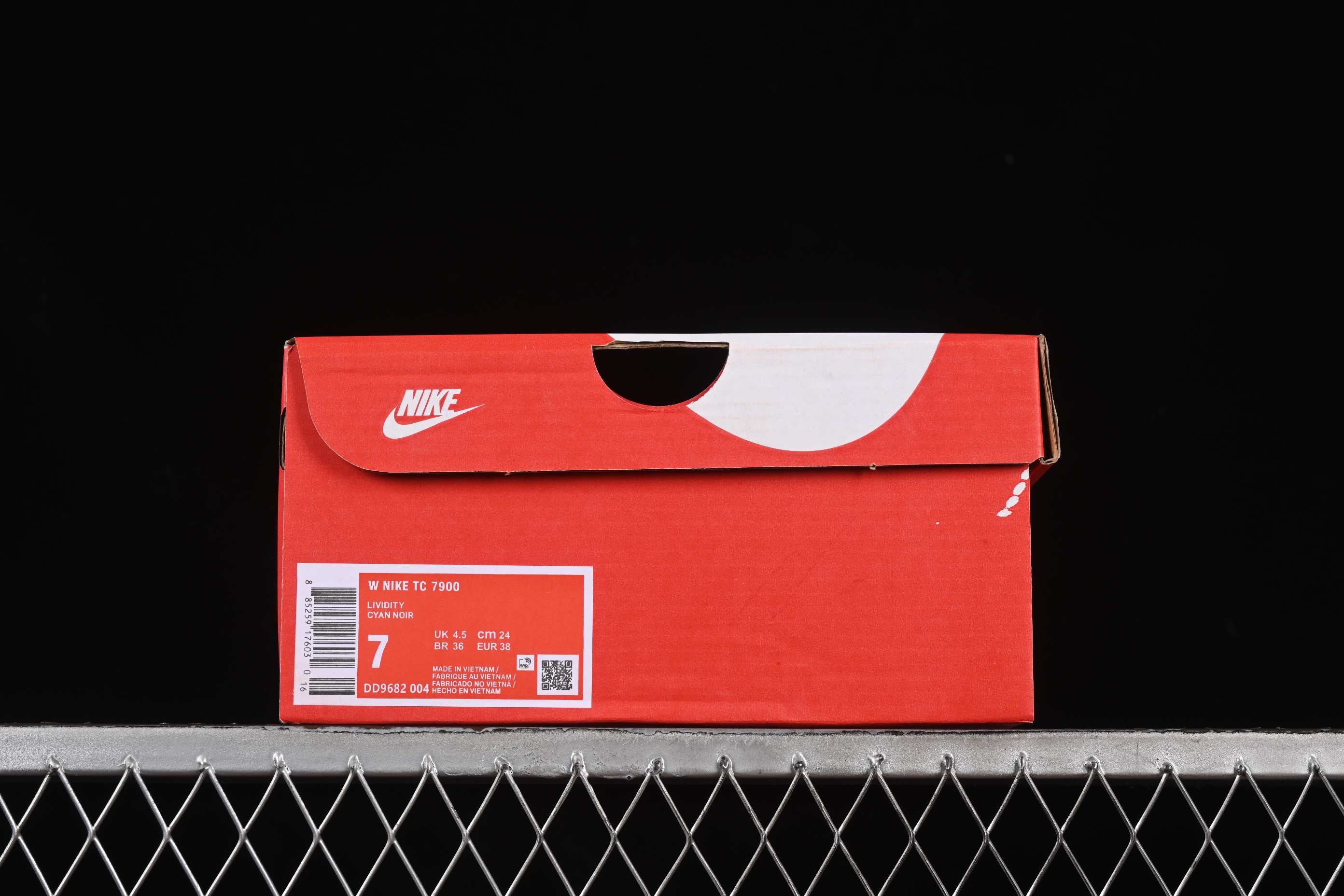 Nike TC 7900 Retro Chunky Sneakers with Reflective Swoosh and Cushioned Sole - DD9682-004