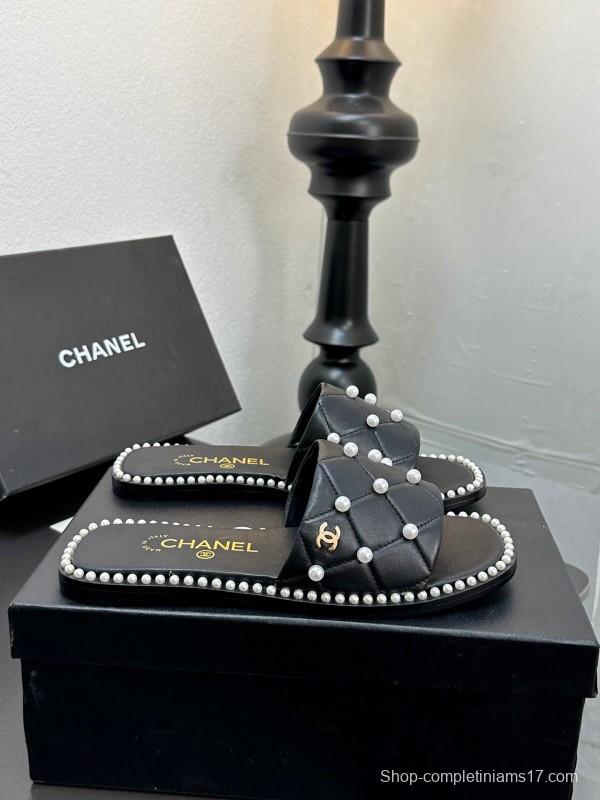 2025 Slippers CHANEL Black Leather Pearl Decor