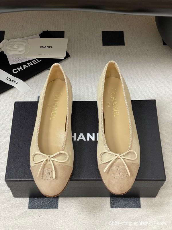 Chanel Ballet Flats with Bow Detail in Suede - KFY00300