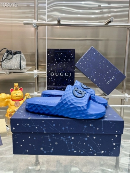 Gucci Lido Interlocking G Men's Sandals with Textured Rubber Sole - AS00170